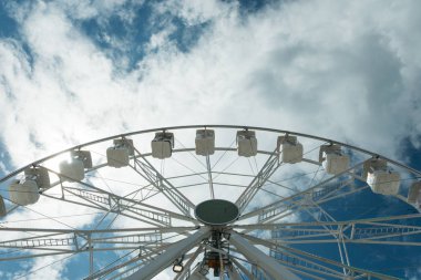 Mavi bulutlu gökyüzünde dönme dolap. Mutlu tatiller zaman Arka plan kavramı.