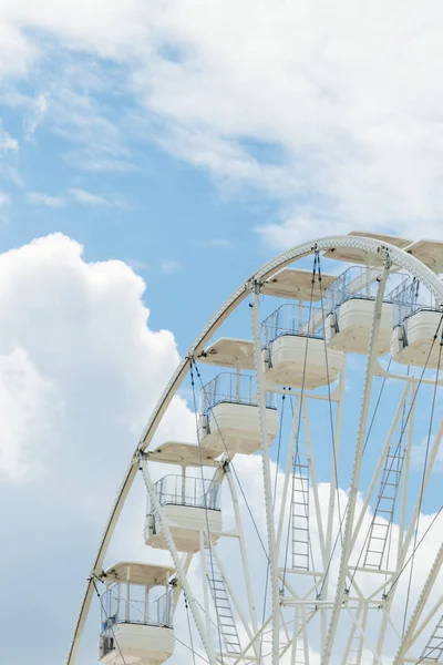 Roda gigante no céu azul nublado. Contexto conceito de feriados felizes tempo . — Fotografia de Stock