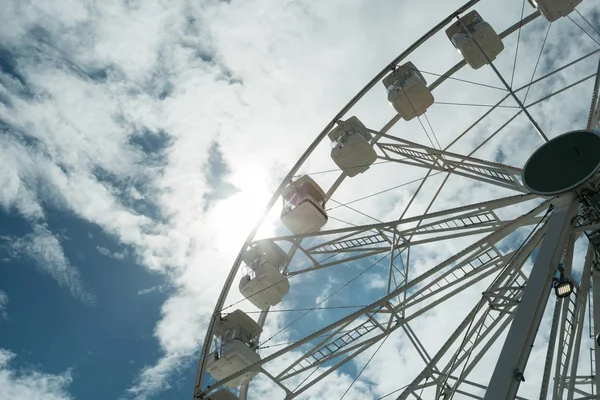 Ferris kerék a kék felhős égen. Háttér fogalma boldog ünnepek idő. — Stock Fotó