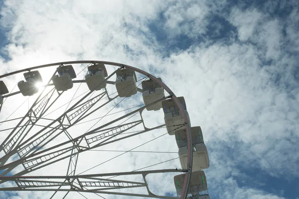 Ferris kerék a kék felhős égen. Háttér fogalma boldog ünnepek idő. — Stock Fotó