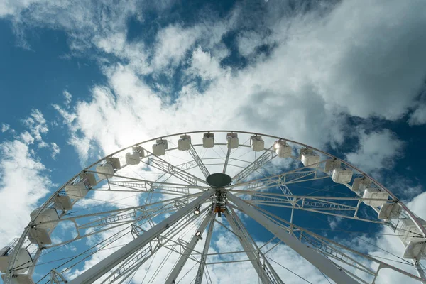 Ferris kerék a kék felhős égen. Háttér fogalma boldog ünnepek idő. — Stock Fotó