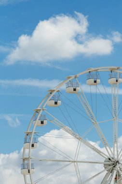 Mavi bulutlu gökyüzünde dönme dolap. Mutlu tatiller zaman Arka plan kavramı.