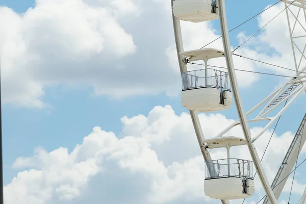 Ferris wheel on the blue cloudy sky. Background concept of happy holidays time. — Stock Photo, Image