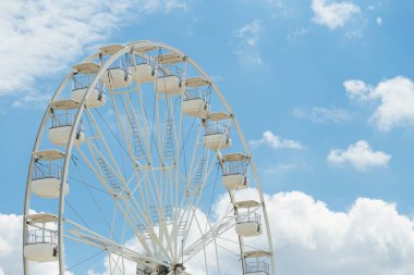 Mavi bulutlu gökyüzünde dönme dolap. Mutlu tatiller zaman Arka plan kavramı.