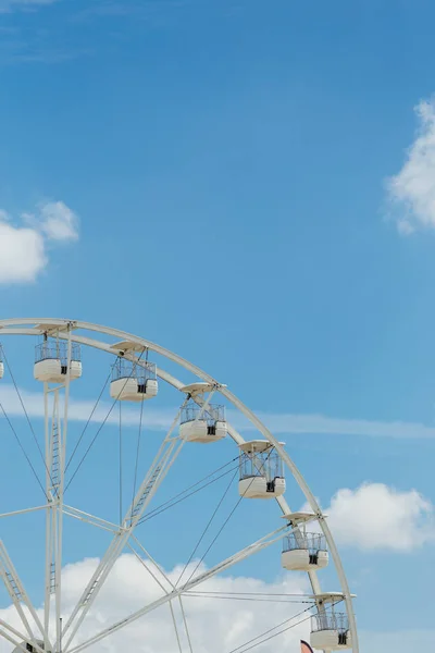 Roda gigante no céu azul nublado. Contexto conceito de feriados felizes tempo . — Fotografia de Stock