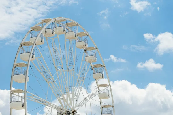 Mavi bulutlu gökyüzünde dönme dolap. Mutlu tatiller zaman Arka plan kavramı.