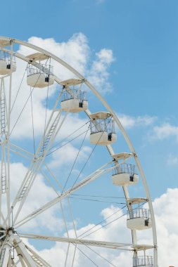 Mavi bulutlu gökyüzünde dönme dolap. Mutlu tatiller zaman Arka plan kavramı.