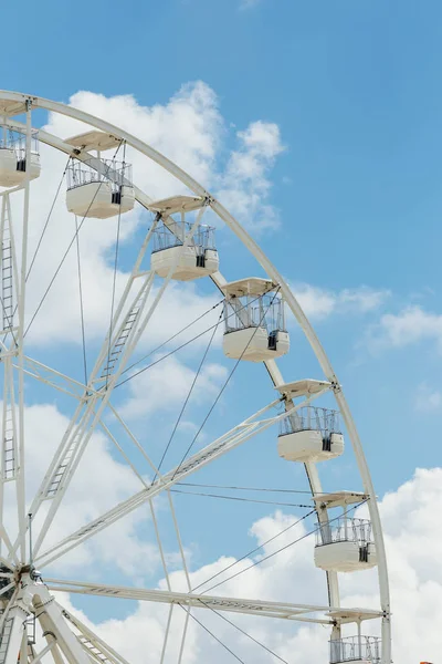 Grande roue sur le ciel bleu nuageux. Concept de fond de vacances heureuses . — Photo