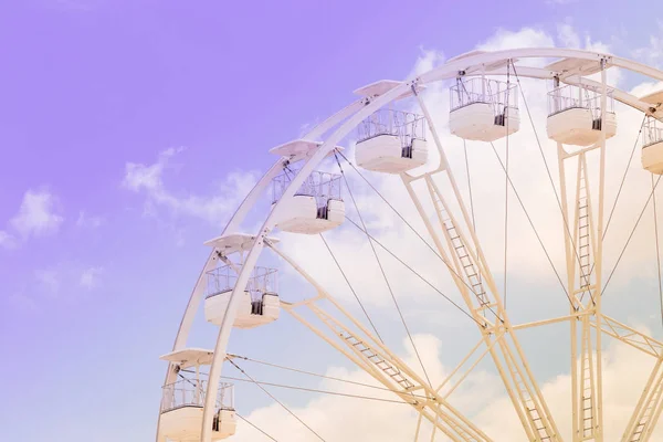 Renkli bulutlu gökyüzünde dönme dolap. Mutlu tatiller zaman Arka plan kavramı.