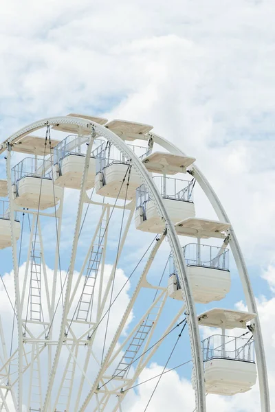 Roda gigante no céu azul nublado. Contexto conceito de feriados felizes tempo . — Fotografia de Stock