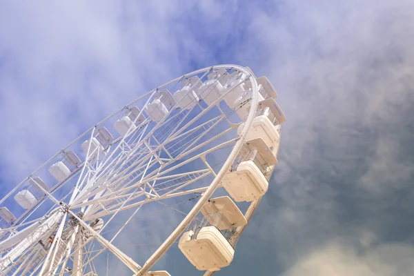 Renkli bulutlu gökyüzünde dönme dolap. Mutlu tatiller zaman Arka plan kavramı.