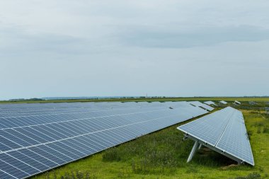 Normandiya, Fransa bulutlu bir günde Güneş panelleri. Güneş enerjisi, modern elektrik enerjisi üretim teknolojisi, yenilenebilir enerji kavramı. Çevre dostu elektrik üretimi