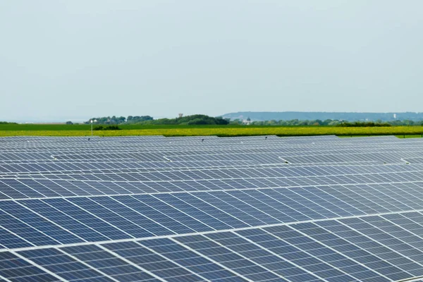 Solar panelek közelről egy felhős napon Normandiában, Franciaországban. Napenergia, modern villamosenergia-termelési technológia, megújuló energia koncepció. Környezetbarát villamosenergia-termelés — Stock Fotó