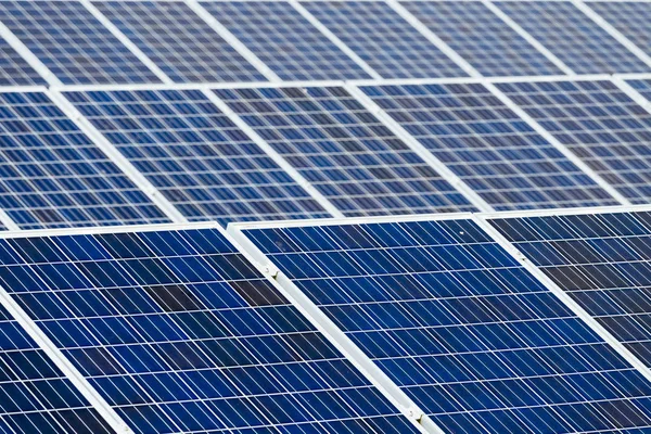 Normandiya, Fransa bulutlu bir günde güneş panelleri kapatın. Güneş enerjisi, modern elektrik enerjisi üretim teknolojisi, yenilenebilir enerji kavramı. Çevre dostu elektrik üretimi