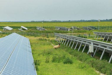 Normandiya, Fransa bulutlu bir günde Güneş panelleri. Güneş enerjisi, modern elektrik enerjisi üretim teknolojisi, yenilenebilir enerji kavramı. Çevre dostu elektrik üretimi