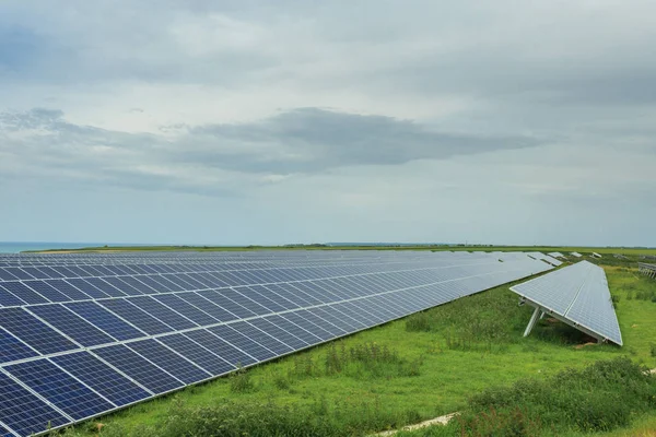 Normandiya, Fransa bulutlu bir günde Güneş panelleri. Güneş enerjisi, modern elektrik enerjisi üretim teknolojisi, yenilenebilir enerji kavramı. Çevre dostu elektrik üretimi