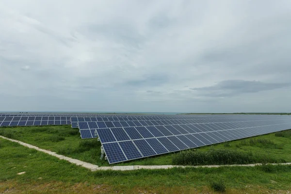 Normandiya, Fransa bulutlu bir günde Güneş panelleri. Güneş enerjisi, modern elektrik enerjisi üretim teknolojisi, yenilenebilir enerji kavramı. Çevre dostu elektrik üretimi