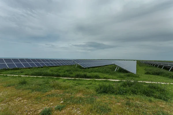 Sonnenkollektoren an einem bewölkten Tag in der Normandie, Frankreich. Solarenergie, moderne Stromerzeugungstechnologie, Konzept für erneuerbare Energien. umweltfreundliche Stromerzeugung lizenzfreie Stockfotos