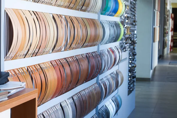 Bunte Kiefer aus PVC-Kante und Melanin für die Möbelproduktion im Schaufenster des Möbelhauses. — Stockfoto