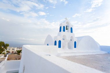 Yunanistan 'ın Santorini adasında beyaz mimari.