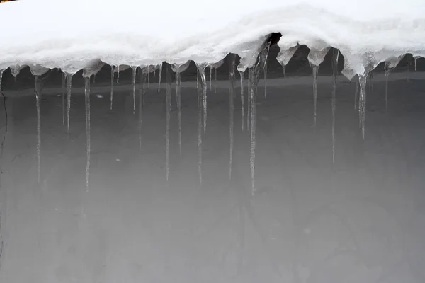 Jégcsapok a tetőn. — Stock Fotó