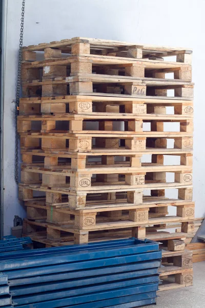 Stosy drewnianych palet do transportu przemysłowego ciężarówkami — Zdjęcie stockowe