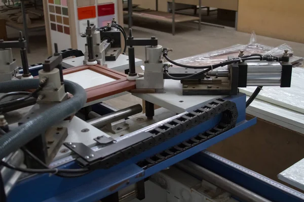 Una máquina para la producción de muebles. Encolado bajo presión . — Foto de Stock