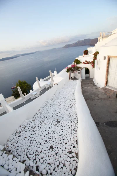 Arquitectura blanca en la isla de Santorini, Grecia. — Foto de Stock