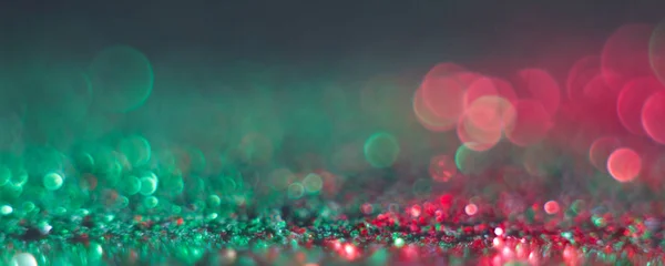 Abstrato desfocado rodada em forma de luzes verdes e vermelhas no fundo preto — Fotografia de Stock