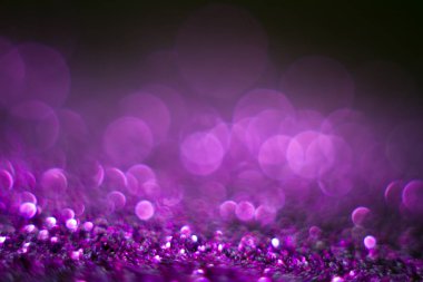 Menekşe bokeh siyah bir arka plan. Defocused. Tasarımınız için arka plan. Metin için boş alan.