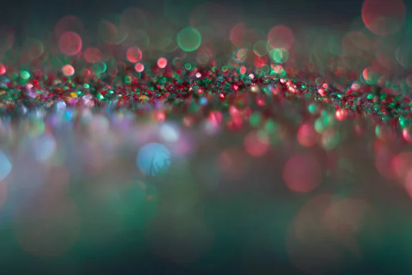 Abstrato desfocado rodada em forma de luzes verdes e vermelhas no fundo preto — Fotografia de Stock