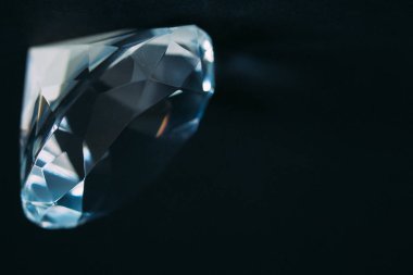 Elmas öğeleri siyah bir arka plan yakın çekim. Soyutlama. Defocused.