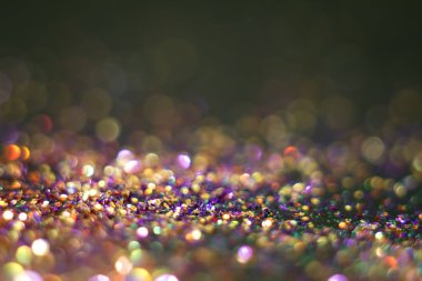 Soyutlama karanlık bir arka plan üzerinde renkli bokeh. Defocused.