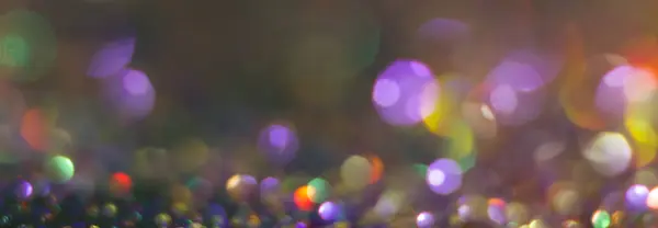 Abstração bokeh colorido em um fundo escuro. Desfocado . — Fotografia de Stock