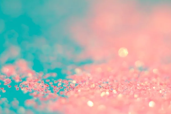 青色の背景にピンクの輝き。デフォーカス。あなたの設計のための抽象的な背景. — ストック写真