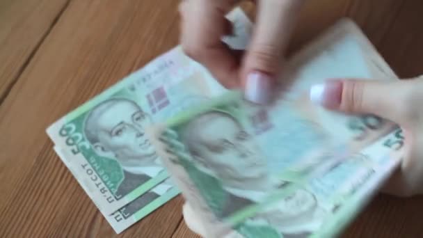 Дівчина підрахунок голосів української гроші крупним планом. — стокове відео