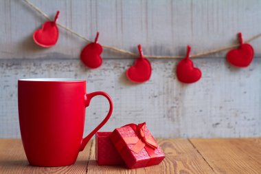 Ahşap arka plan üzerinde kırmızı Kupası ile Sevgiliye. Yakın çekim.