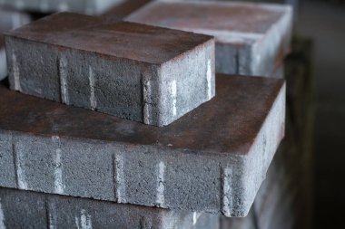 Kaldırım taşları kaldırım ve Bahçe yolu için farklı renklerde. Bir depoda bir tepeden aşağı kaldırım taşı koydu.