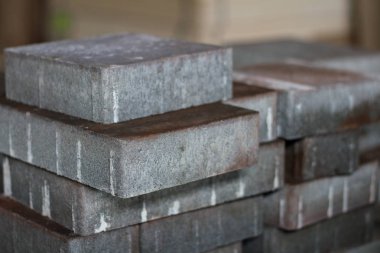 Kaldırım taşları kaldırım ve Bahçe yolu için farklı renklerde. Bir depoda bir tepeden aşağı kaldırım taşı koydu.