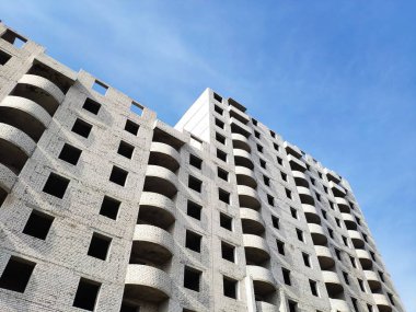 Hafif tuğla bir mavi gökyüzü karşı devreye alma için hazır yeni bir boş çok katlı bina