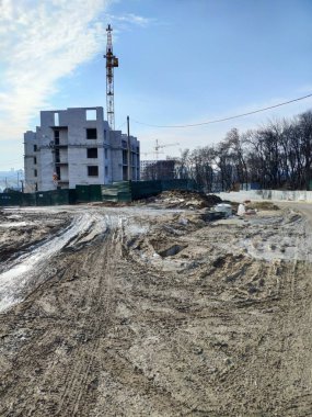 Çok öykülü bir bina yapım aşamasında karşı Vinçler.