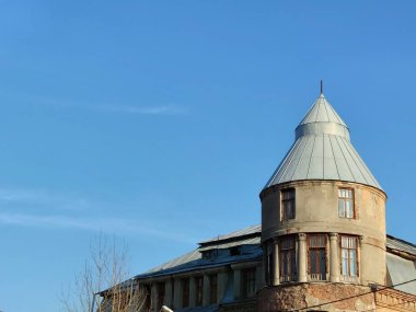 Bir arka plan veya kavramı, konik bir çatı ile eski bir bina.