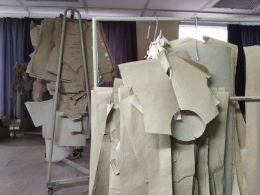 Bir boş Dikiş Atölyesi dikiş desenleri ile birkaç rafları