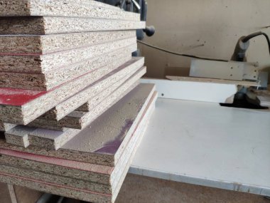 Mobilya üretim için ahşap yaprak yığını vardır tezgah üzerinde