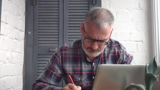 Gray Haired Gebaarde Mannelijke Accountant Thuis Werken Achter Een Laptop — Stockvideo