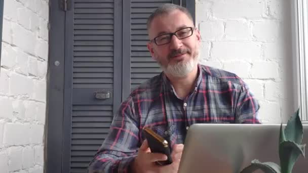 Gray Haired Gebaarde Mannelijke Accountant Thuis Werken Achter Een Laptop — Stockvideo