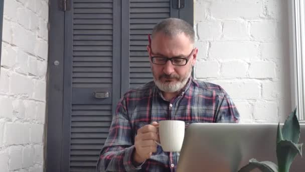 Gray Haired Gebaarde Mannelijke Accountant Thuis Werken Achter Een Laptop — Stockvideo