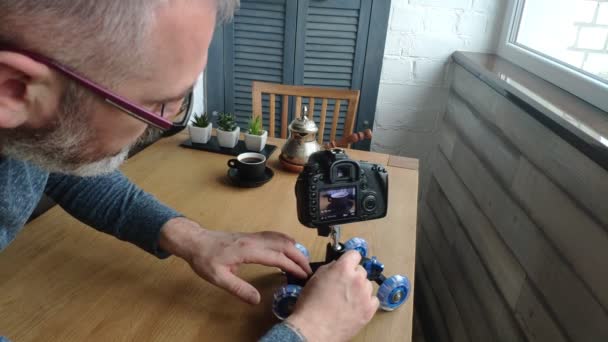 Fotograf Tar Reklamfilm Med Kaffe Sammansättning — Stockvideo