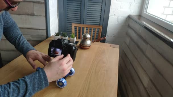 Bir Fotoğrafçı Bir Ticari Kahve Bileşimi Ile Yavaş Hareket Alır — Stok video