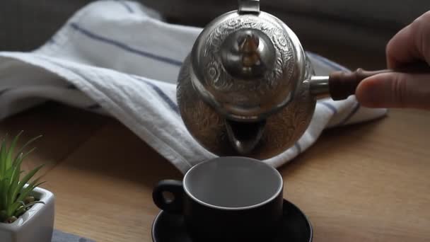 Närbild Manliga Händer Hälla Kaffe Från Grytan Liten Kopp Man — Stockvideo